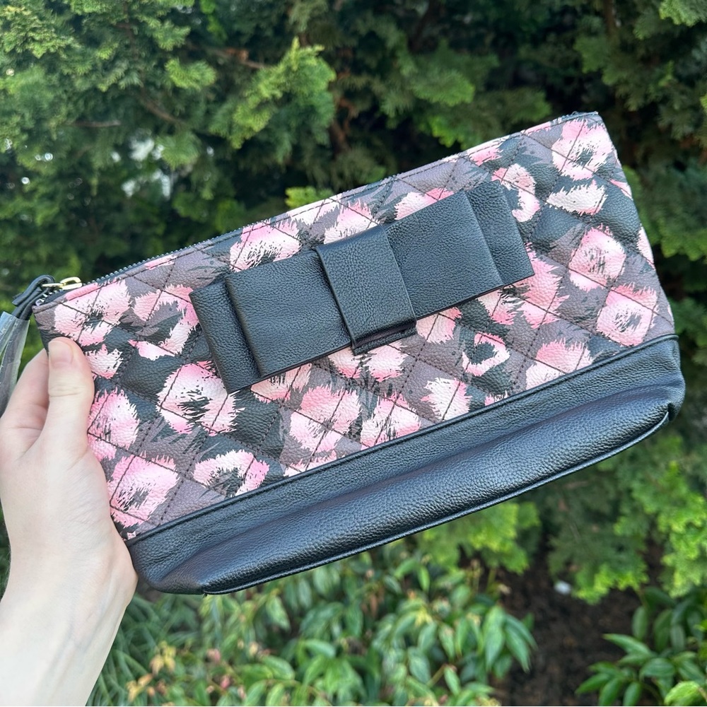 NWOT Betsey Johnson Wristlet Purse Bag Quilted Pink/Black w/ Bow Cosmetics